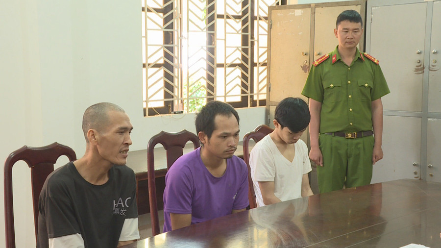 Các đối tượng: Kiên, Tường và Tuân tại cơ quan công an (ảnh: SĐ). Các đối tượng: Kiên, Tường và Tuân tại cơ quan công an (ảnh: SĐ).