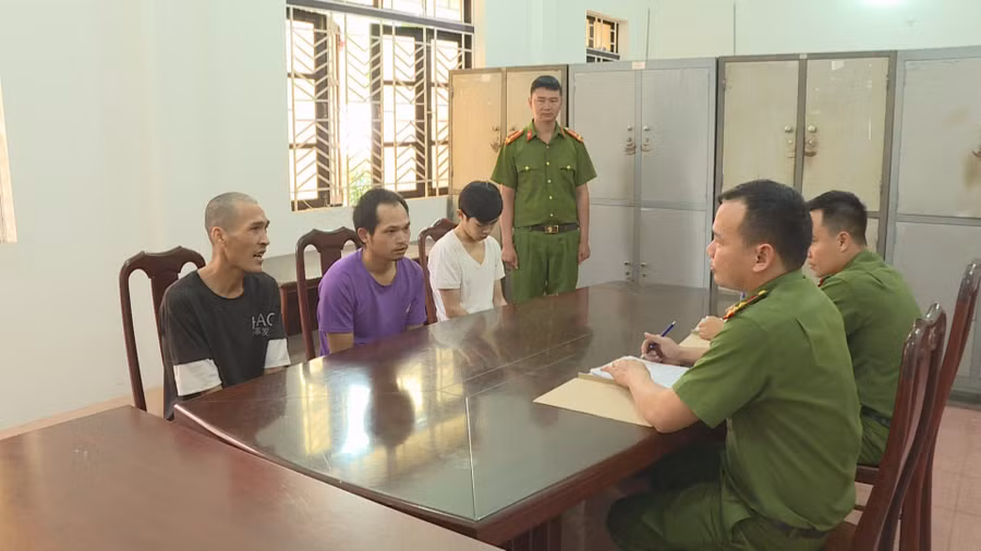 Cơ quan Công an làm việc với 3 đối tượng (ảnh: SĐ).