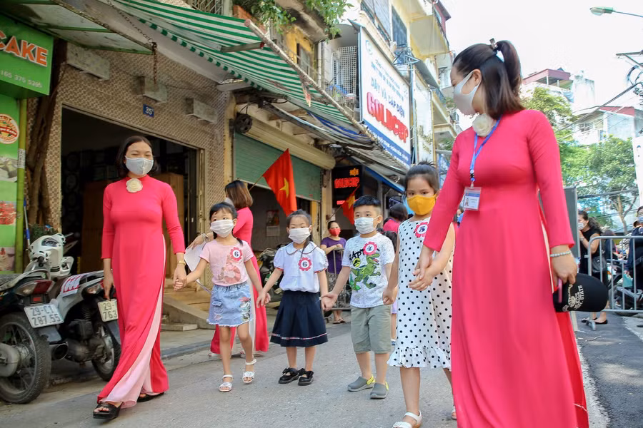 Trong sáng ngày hôm nay, học sinh tại Hà Nội đã đến trường để chuẩn bị cho năm học mới.