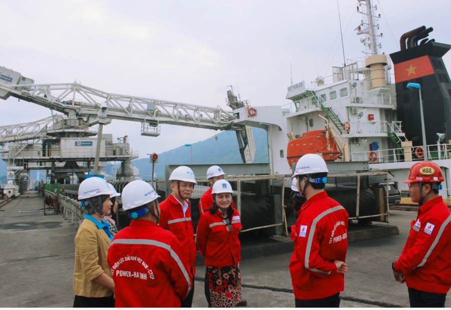 Đoàn công tác tham quan Nhà máy Nhiệt điện Vũng Áng 1.
