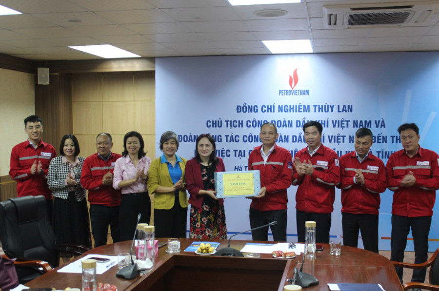 Đoàn công tác tặng quà cho người lao động tại Công ty Điện lực Dầu khí Hà Tĩnh.