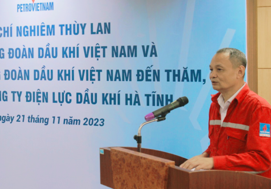 Ông Trịnh Bảo Ngọc - Giám đốc Công ty Điện lực Dầu khí Hà Tĩnh báo cáo tại buổi làm việc.