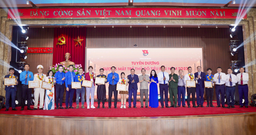 Tuyên dương 10 gương mặt trẻ Thủ đô tiêu biểu năm 2023. Tuyên dương 10 gương mặt trẻ Thủ đô tiêu biểu năm 2023.
