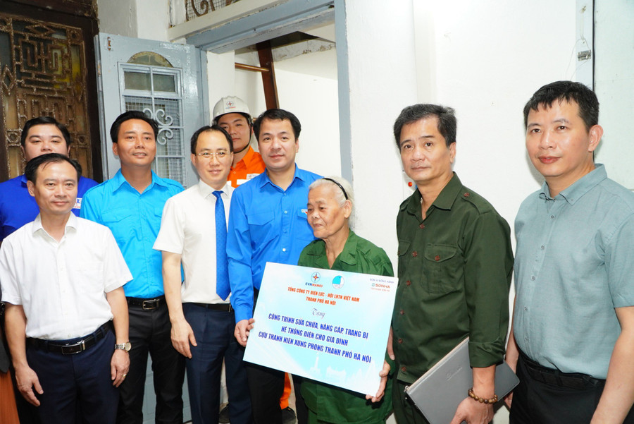 Trao công trình sửa chữa, nâng cấp, trang bị hệ thống điện cho gia đình cựu Thanh niên xung phong TP Hà Nội. Trao công trình sửa chữa, nâng cấp, trang bị hệ thống điện cho gia đình cựu Thanh niên xung phong TP Hà Nội.