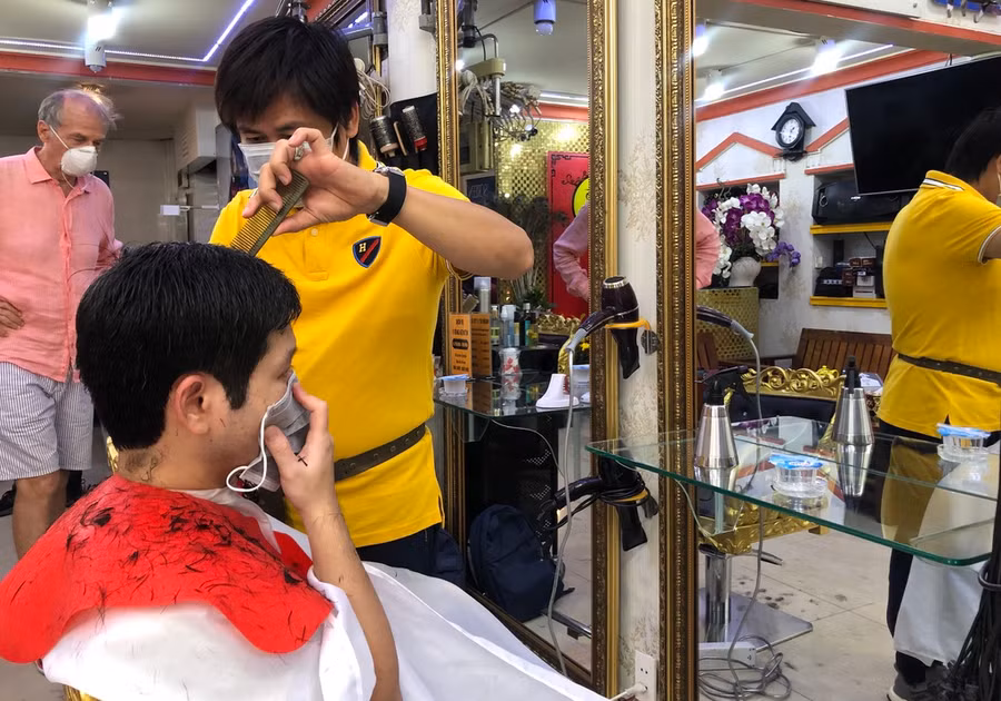 Dịch vụ cắt tóc, gội đầu ở Hà Nội được mở lại từ ngày 22/6. Ảnh minh hoạ.