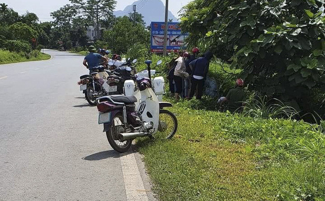 Nhiều người dân tập trung tại nơi phát hiện thi thể cháu bé sơ sinh.