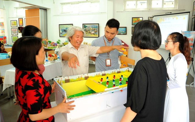 Các thầy cô rất vui với những sáng tạo trong khóa luận của sinh viên Các thầy cô rất vui với những sáng tạo trong khóa luận của sinh viên