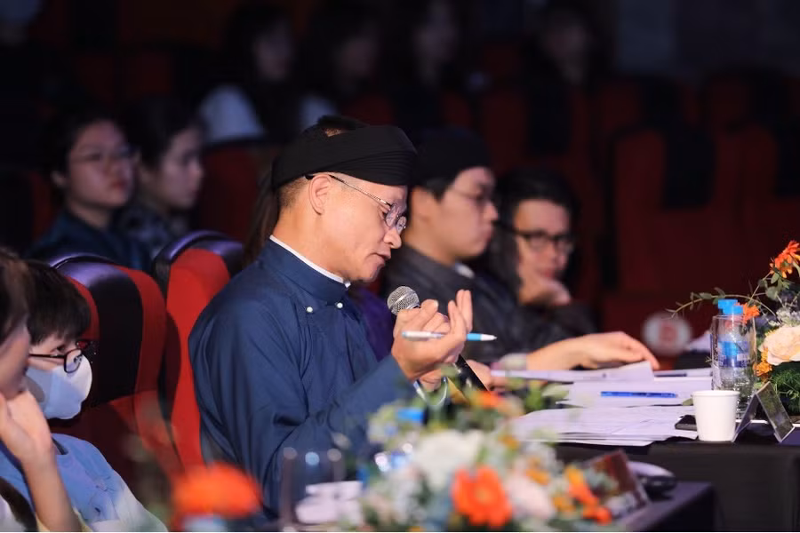 Vòng 3: Ban giám khảo đang đặt các câu hỏi xoay quanh vấn đề được đưa ra cho các đội thi.