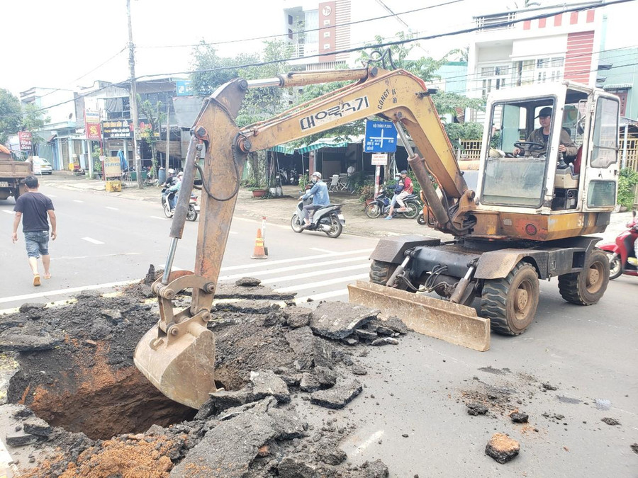 Cơ quan chức năng khắc phục, sửa chữa "hố tử thần". Cơ quan chức năng khắc phục, sửa chữa "hố tử thần".