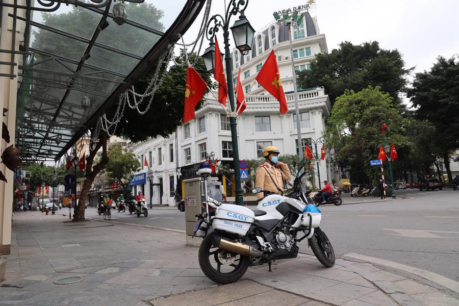 Lực lượng chức năng xử lý nghiêm các trường hợp kinh doanh lấn chiếm hè phố, vi phạm về giao thông tĩnh...; tăng cường đảm bảo trật tự an toàn giao thông đường sắt; giải quyết triệt để các điểm, tụ điểm phức tạp.