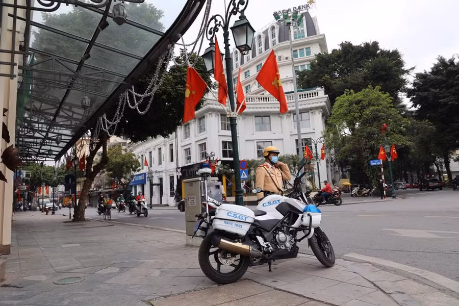 Lực lượng chức năng xử lý nghiêm các trường hợp kinh doanh lấn chiếm hè phố, vi phạm về giao thông tĩnh...; tăng cường đảm bảo trật tự an toàn giao thông đường sắt; giải quyết triệt để các điểm, tụ điểm phức tạp.