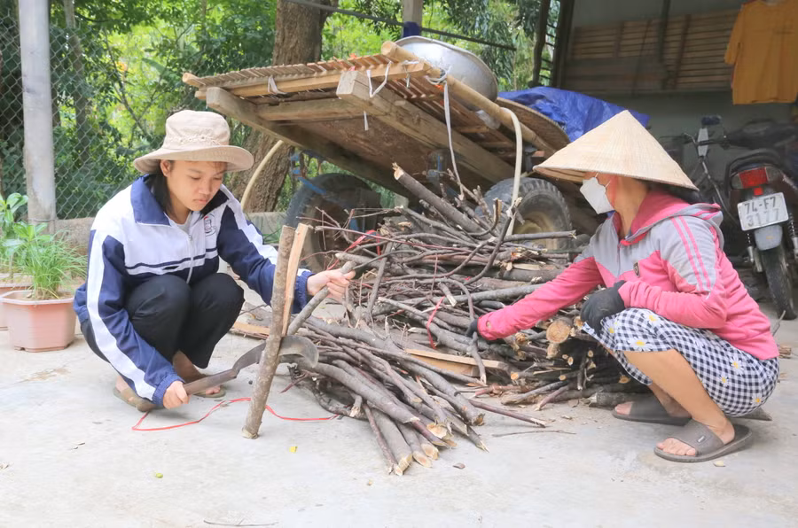 Ngày thường đi học về, em phụ mẹ việc nhà, từ lấy củi, thổi cơm, giặt quần áo...