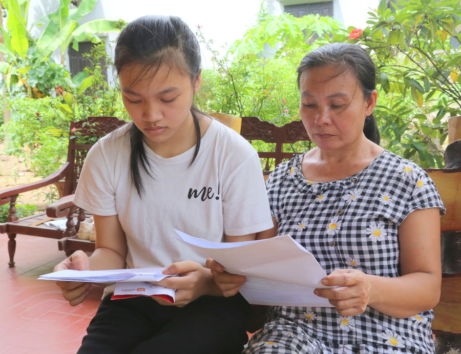 Cha mất sớm, mình mẹ đang nuôi 3 chị em. Nhàn tính nghỉ học đi làm để nhường anh chị học đại học. Cha mất sớm, mình mẹ đang nuôi 3 chị em. Nhàn tính nghỉ học đi làm để nhường anh chị học đại học.