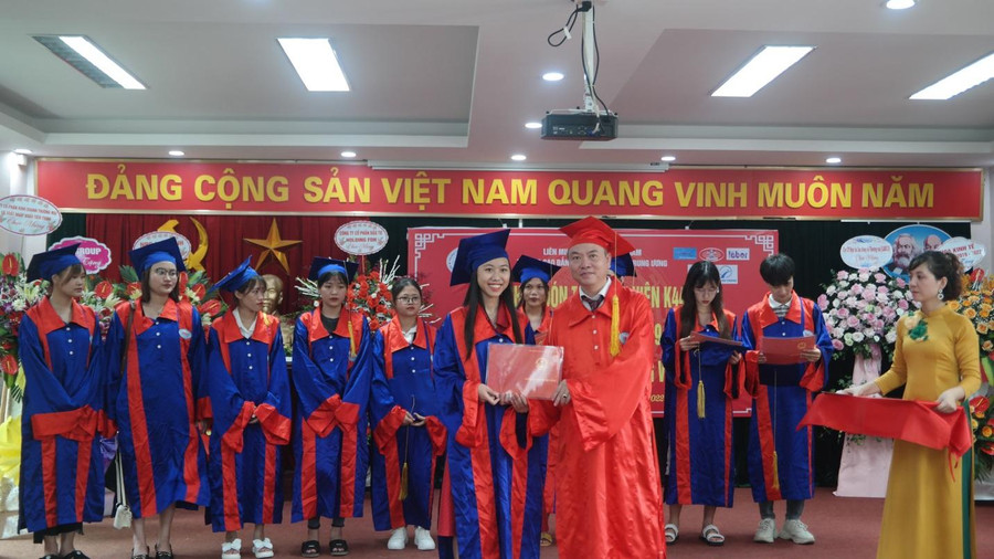 Lễ ký kết của Nhà trường với Công ty CP đầu tư và tư vấn kiểm định công nghệ xây dựng Hà Nội Lễ ký kết của Nhà trường với Công ty CP đầu tư và tư vấn kiểm định công nghệ xây dựng Hà Nội