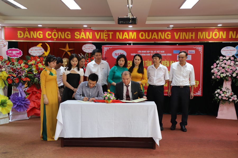 Thầy Nguyễn Danh Hùng - Hiệu trưởng nhà trường trao bằng tốt nghiệp cho sinh viên Khóa 42 Thầy Nguyễn Danh Hùng - Hiệu trưởng nhà trường trao bằng tốt nghiệp cho sinh viên Khóa 42