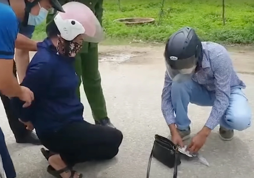 Cảnh sát dựng lại hiện trường thời điểm bắt quả tang bà Thanh tàng trữ ma túy. Ảnh: An ninh Điện Biên.