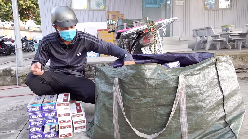 Đối tượng Nguyễn Chí Công cùng 1.400 bao thuốc lá lậu bị bắt giữ.