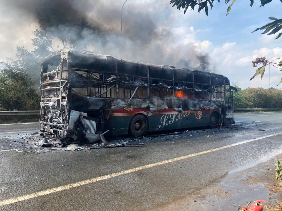 Xe khách khi đang lưu thông trên đại lộ Thăng Long bỗng nhiên bị thiêu rụi hoàn toàn.