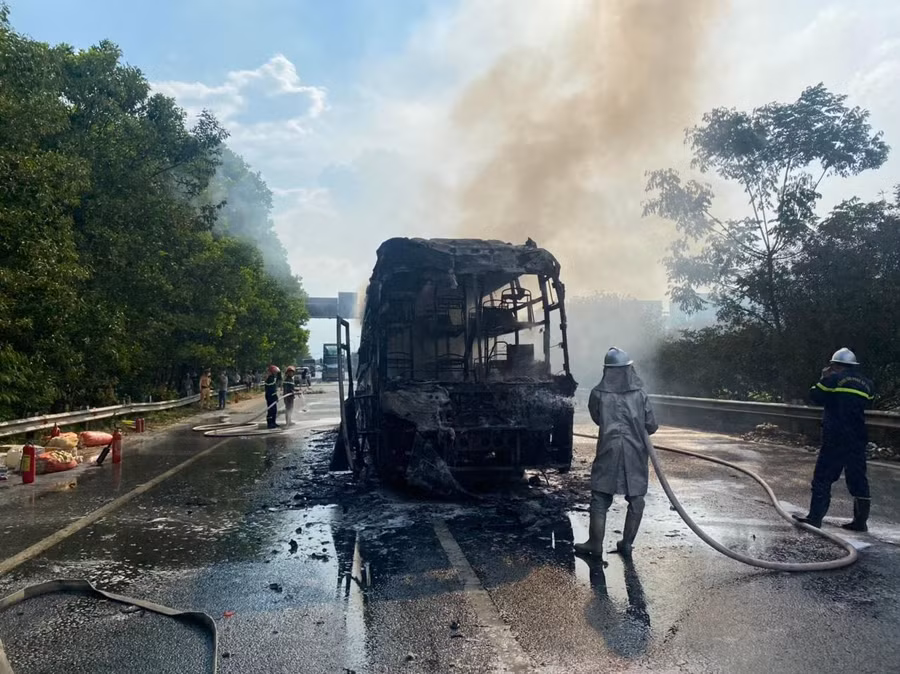 Toàn bộ xe bị biến dạng do đám cháy.