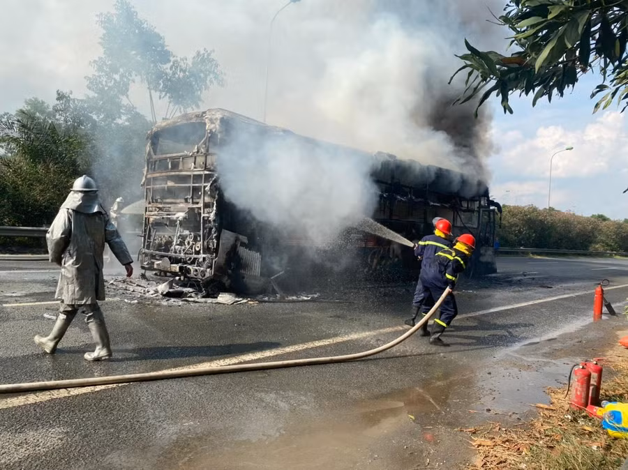 Xe khách giường nằm chỉ còn nguyên phần khung.