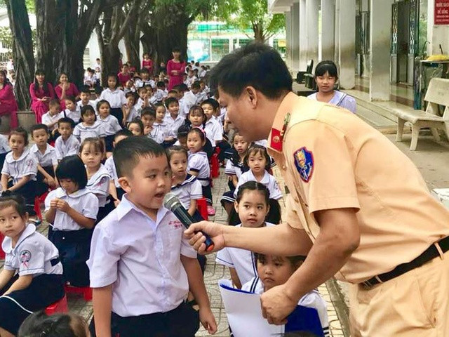 Hướng dẫn trẻ tuân thủ luật giao thông từ bậc Tiểu học. Ảnh minh họa/ INT Hướng dẫn trẻ tuân thủ luật giao thông từ bậc Tiểu học. Ảnh minh họa/ INT