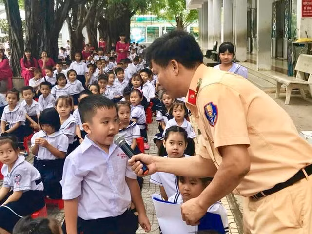 Hướng dẫn trẻ tuân thủ luật giao thông từ bậc Tiểu học. Ảnh minh họa/ INT