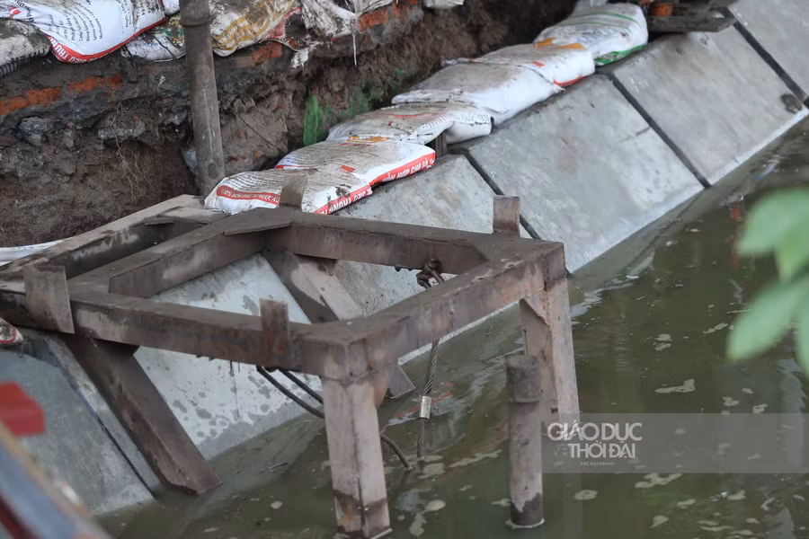 Vượt trội nhất của cấu kiện kè đúc sẵn cốt sợi (cốt phi kim) là không dùng thép, nên chống được thấm, chống ngấm, chống ăn mòn, được đúc sẵn tại nhà máy, kiểm soát được chất lượng sản phẩm đồng đều.