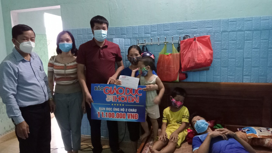 Trưởng đại diện báo GD&TĐ khu vực Bắc Trung bộ cùng nhà hảo tâm trao tiền hỗ trợ đầu năm học mới cho 2 em học sinh Trưởng đại diện báo GD&TĐ khu vực Bắc Trung bộ cùng nhà hảo tâm trao tiền hỗ trợ đầu năm học mới cho 2 em học sinh