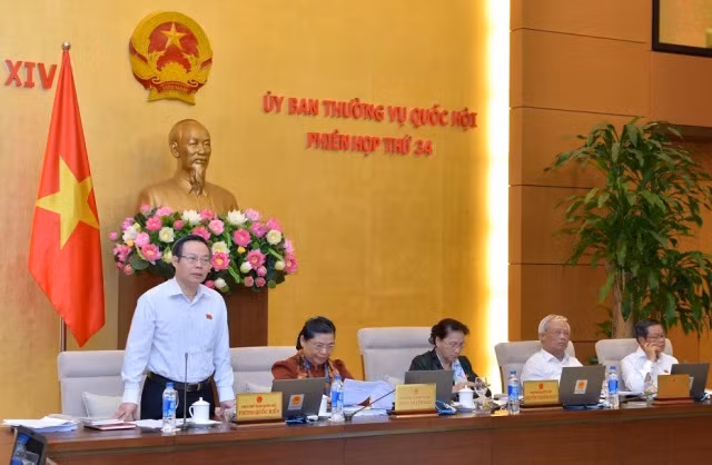 Phó Chủ tịch Quốc hội Phùng Quốc Hiển phát biểu tại phiên họp