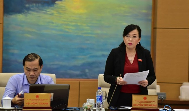 Bà Nguyễn Thanh Hải trình bày báo cáo tại phiên họp 34 của Ủy ban Thường vụ Quốc hội