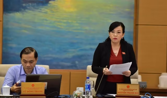 Bà Nguyễn Thanh Hải trình bày báo cáo tại phiên họp 34 của Ủy ban Thường vụ Quốc hội
