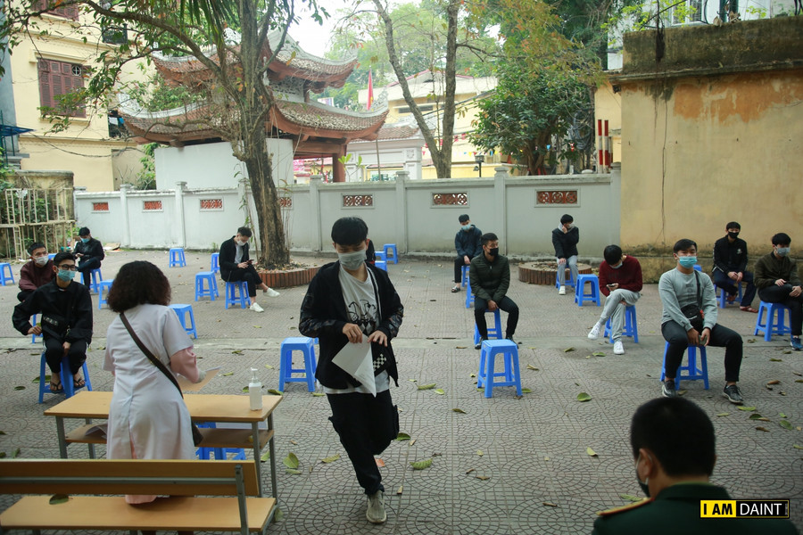 Trong sáng ngày hôm nay (23/2) tại quận Ba Đình, 75 công dân nhập ngũ trong đợt này đã có mặt để tiến hành xét nghiệp Covid-19.