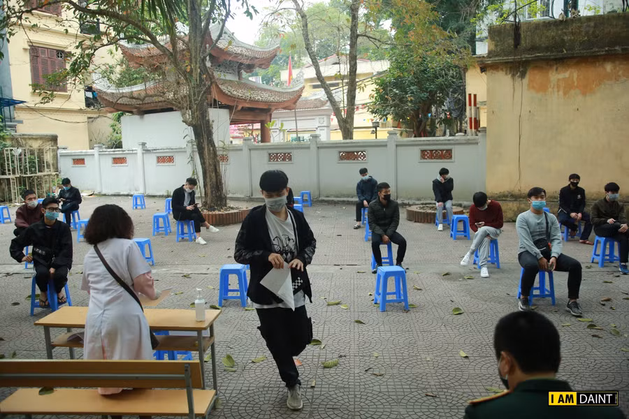 Trong sáng ngày hôm nay (23/2) tại quận Ba Đình, 75 công dân nhập ngũ trong đợt này đã có mặt để tiến hành xét nghiệp Covid-19.