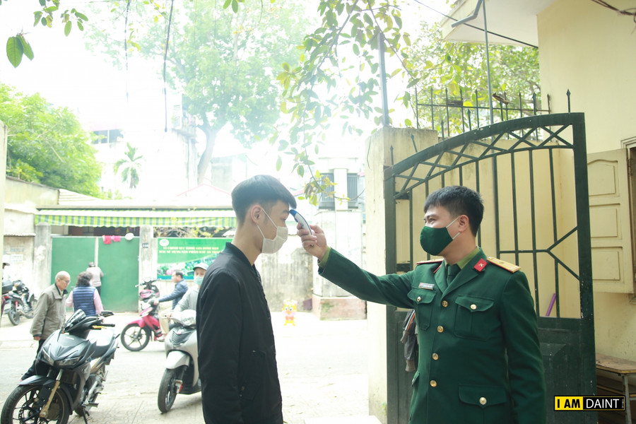 Toàn bộ tân binh đến đều được đo nhiệt độ và rửa tay sát khuẩn trước khi vào trong.