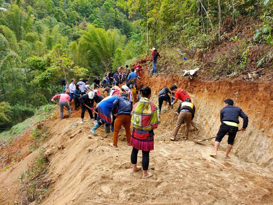Những con đường liên thôn bản góp phần đổi thay từ những người như Sùng A Páo. Những con đường liên thôn bản góp phần đổi thay từ những người như Sùng A Páo.