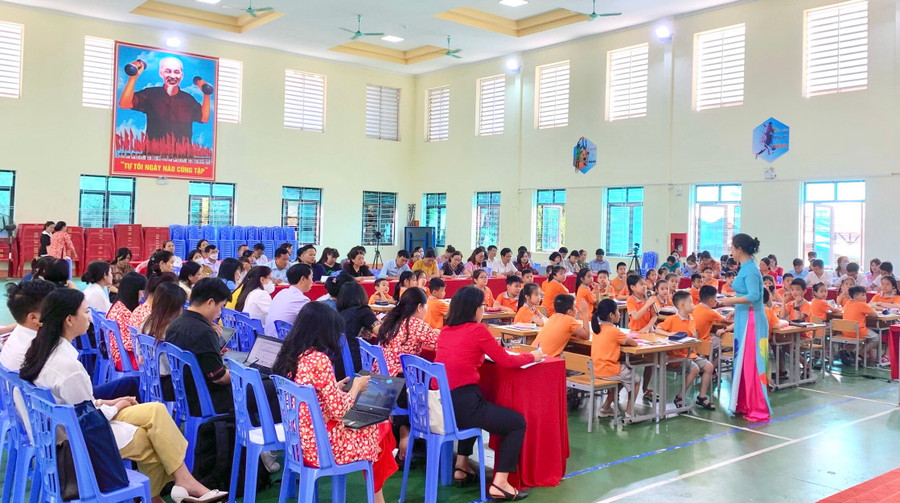 Cô Mùi trong một buổi dạy chuyên đề STEM cấp tỉnh. Cô Mùi trong một buổi dạy chuyên đề STEM cấp tỉnh.