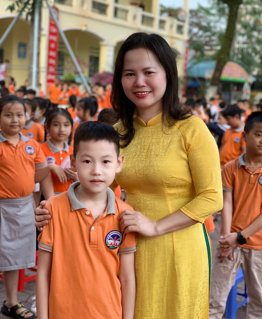 Cô Mùi và học trò trong buổi hoạt động chuyên đề "Giáo dục giá trị sống và lòng biết ơn". Cô Mùi và học trò trong buổi hoạt động chuyên đề "Giáo dục giá trị sống và lòng biết ơn".