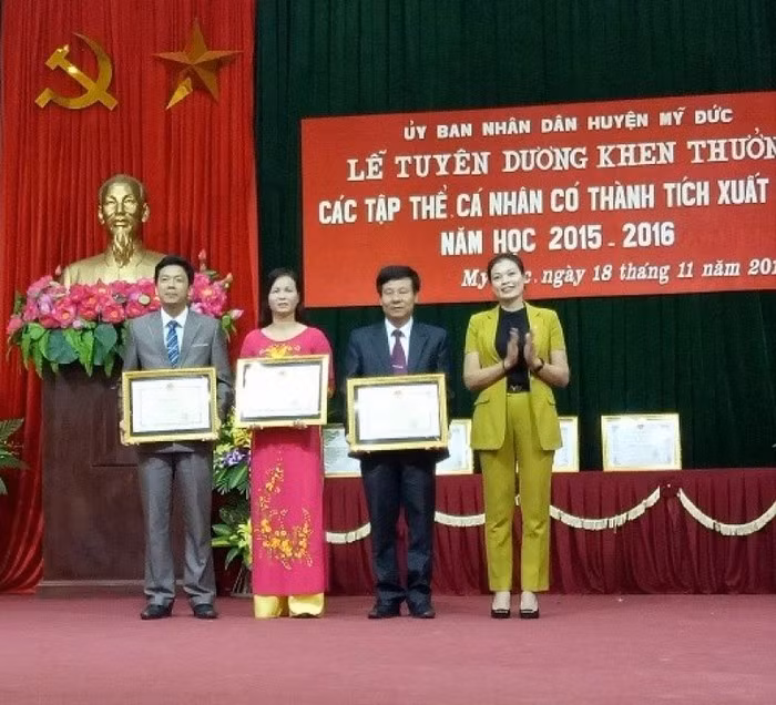 Thầy Nguyễn Trọng Tuân (thứ nhất từ trái sang phải)