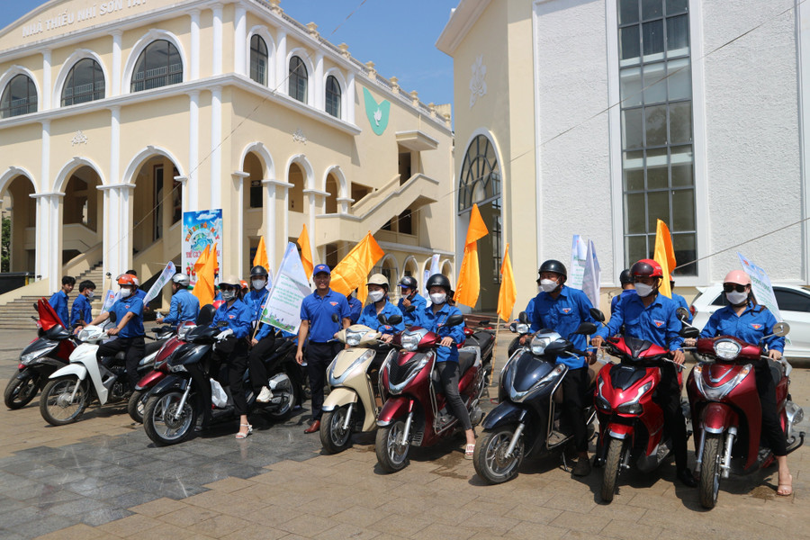 Đoàn xe tuyên truyền công tác đảm bảo trật tự và văn minh đô thị; phối hợp triển khai các hoạt động thu gom, xử lý các điểm rác thải tự phát.