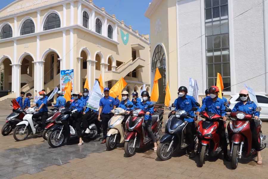 Đoàn xe tuyên truyền công tác đảm bảo trật tự và văn minh đô thị; phối hợp triển khai các hoạt động thu gom, xử lý các điểm rác thải tự phát.