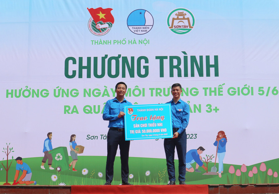 Thành đoàn Hà Nội trao tặng sân chơi thiếu nhi cho Thị đoàn Sơn Tây.
