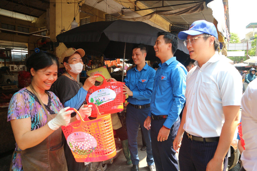 Tuyên truyền phân loại rác thải nhựa tái chế cho người dân tại các khu chợ dân sinh, tặng làn đi chợ, túi đựng rác tự phân hủy.