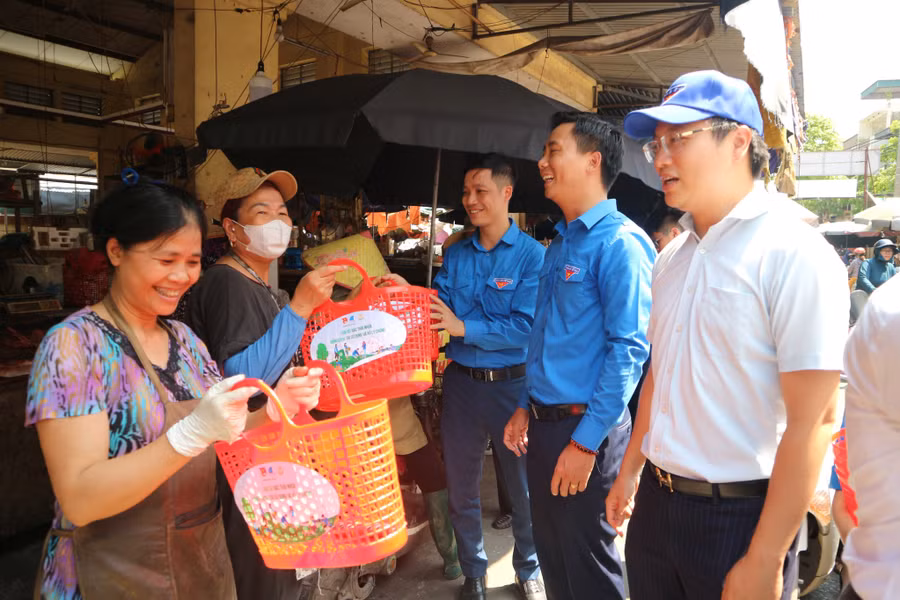 Tuyên truyền phân loại rác thải nhựa tái chế cho người dân tại các khu chợ dân sinh, tặng làn đi chợ, túi đựng rác tự phân hủy.