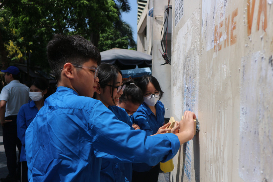 Tổ chức ra quân dọn dẹp vệ sinh môi trường bóc xóa quảng cáo rao vặt trái phép tại các tuyến phố.