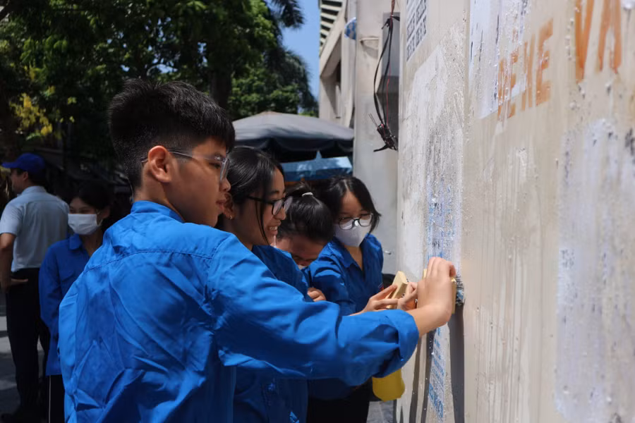 Tổ chức ra quân dọn dẹp vệ sinh môi trường bóc xóa quảng cáo rao vặt trái phép tại các tuyến phố.