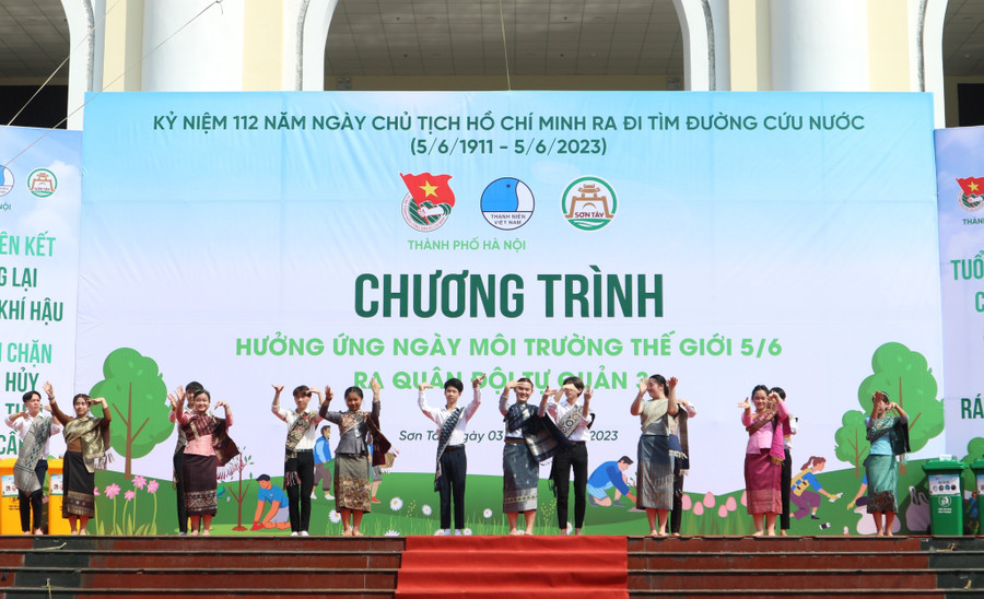 Sáng 3/6 tại phố đi bộ thị xã Sơn Tây, Thành đoàn Hà Nội - Hội LHTNVN thành phố phối hợp với Thị ủy - Ủy ban Nhân dân thị xã Sơn Tây tổ chức chương trình hưởng ứng Ngày môi trường Thế giới (5/6) và ra quân đội tự quản 3+.