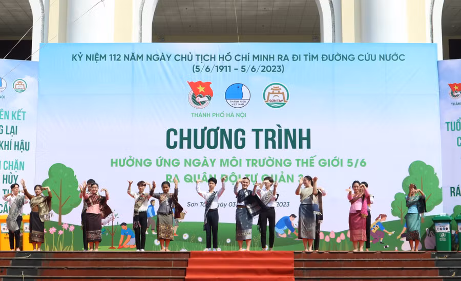Sáng 3/6 tại phố đi bộ thị xã Sơn Tây, Thành đoàn Hà Nội - Hội LHTNVN thành phố phối hợp với Thị ủy - Ủy ban Nhân dân thị xã Sơn Tây tổ chức chương trình hưởng ứng Ngày môi trường Thế giới (5/6) và ra quân đội tự quản 3+.