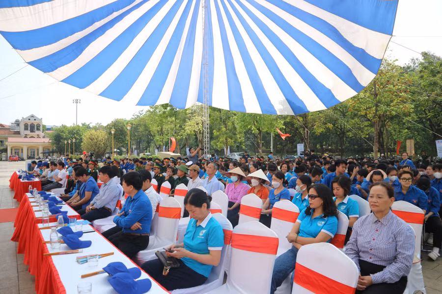 Chương trình có sự tham gia của 500 hội viên Hội liên hiệp phụ nữ, Hội Cựu chiến binh và đoàn viên thanh niên thị xã Sơn Tây.