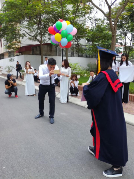 Hậu trường kinh hoàng ít biết sau những bức ảnh kỷ yếu - Ảnh 9 Hau truong kinh hoang it biet sau nhung buc anh ky yeu - Anh 9