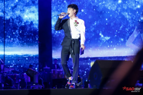Noo Phước Thịnh rủ Ngô Kiến Huy cùng nhau lăng xê áo sơmi thêu hoa nổi - Ảnh 4 Noo Phuoc Thinh ru Ngo Kien Huy cung nhau lang xe ao somi theu hoa noi - Anh 4